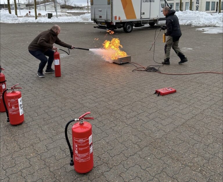 Brug af CO2 slukker på kar med ild i.