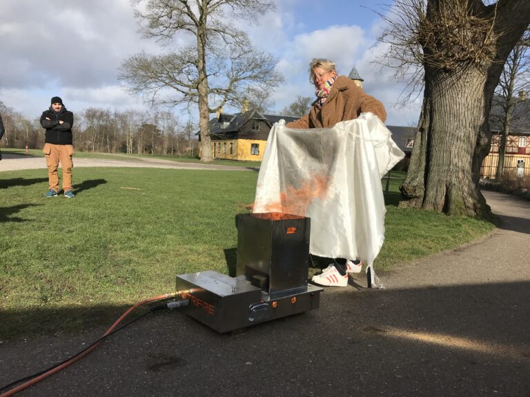 Træning i brug af brandtæppe på gasbrænder